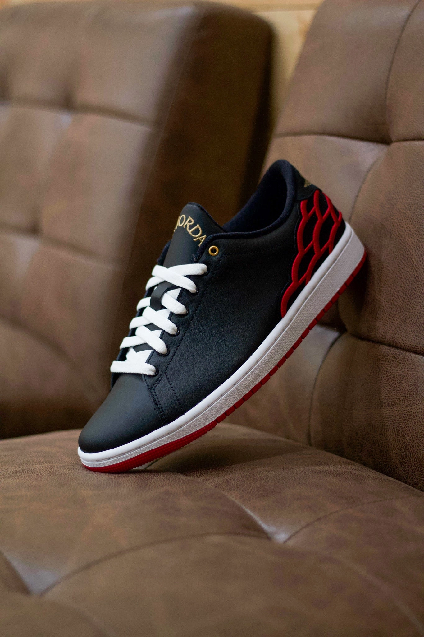 AIR JORDAN 1 CENTRE COURT BLACK/MYSTIC HIBISCUS