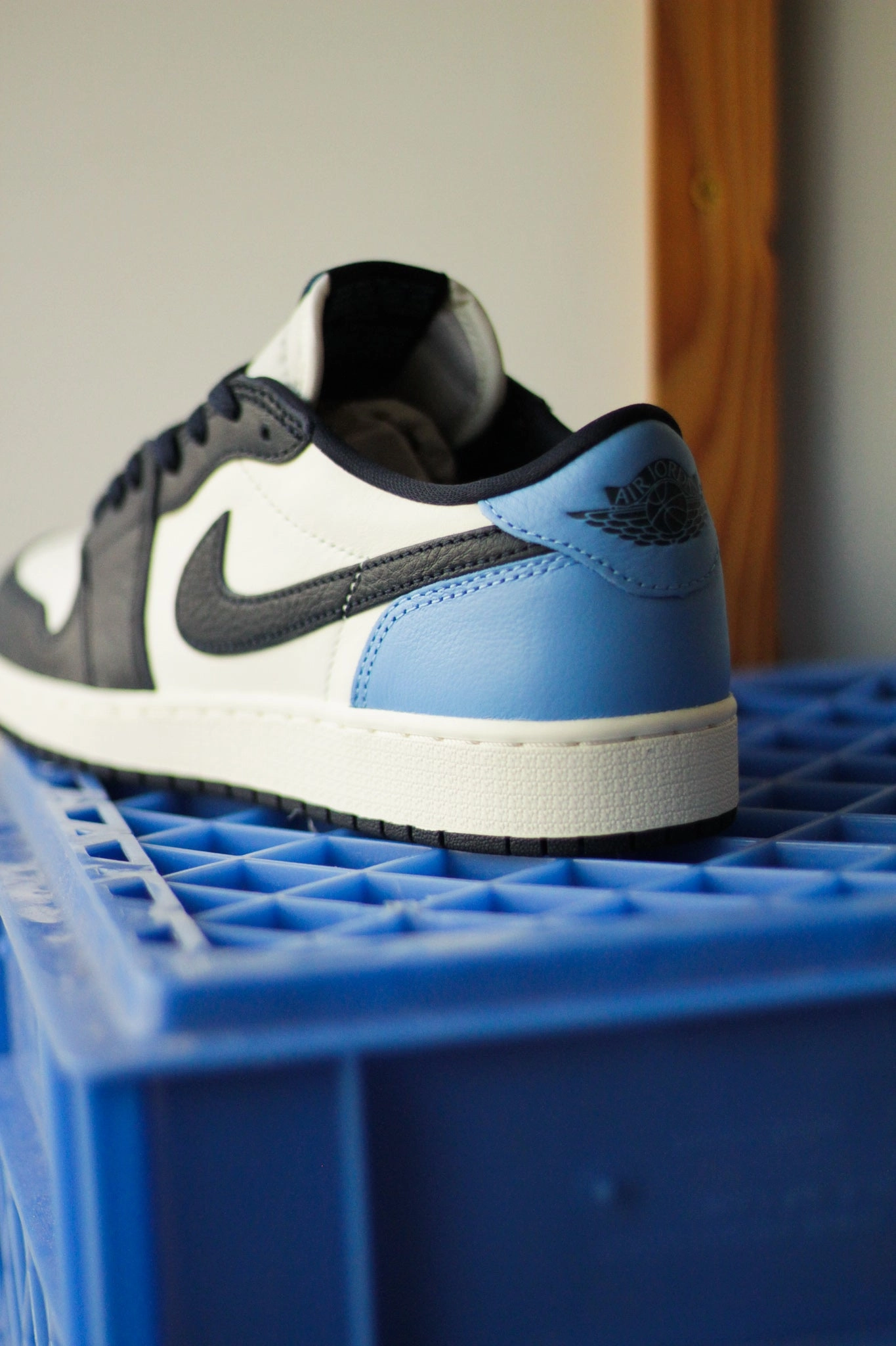 AIR JORDAN 1 LOW OG (GS) OBSIDIAN/UNIVERSITY BLUE-SAIL