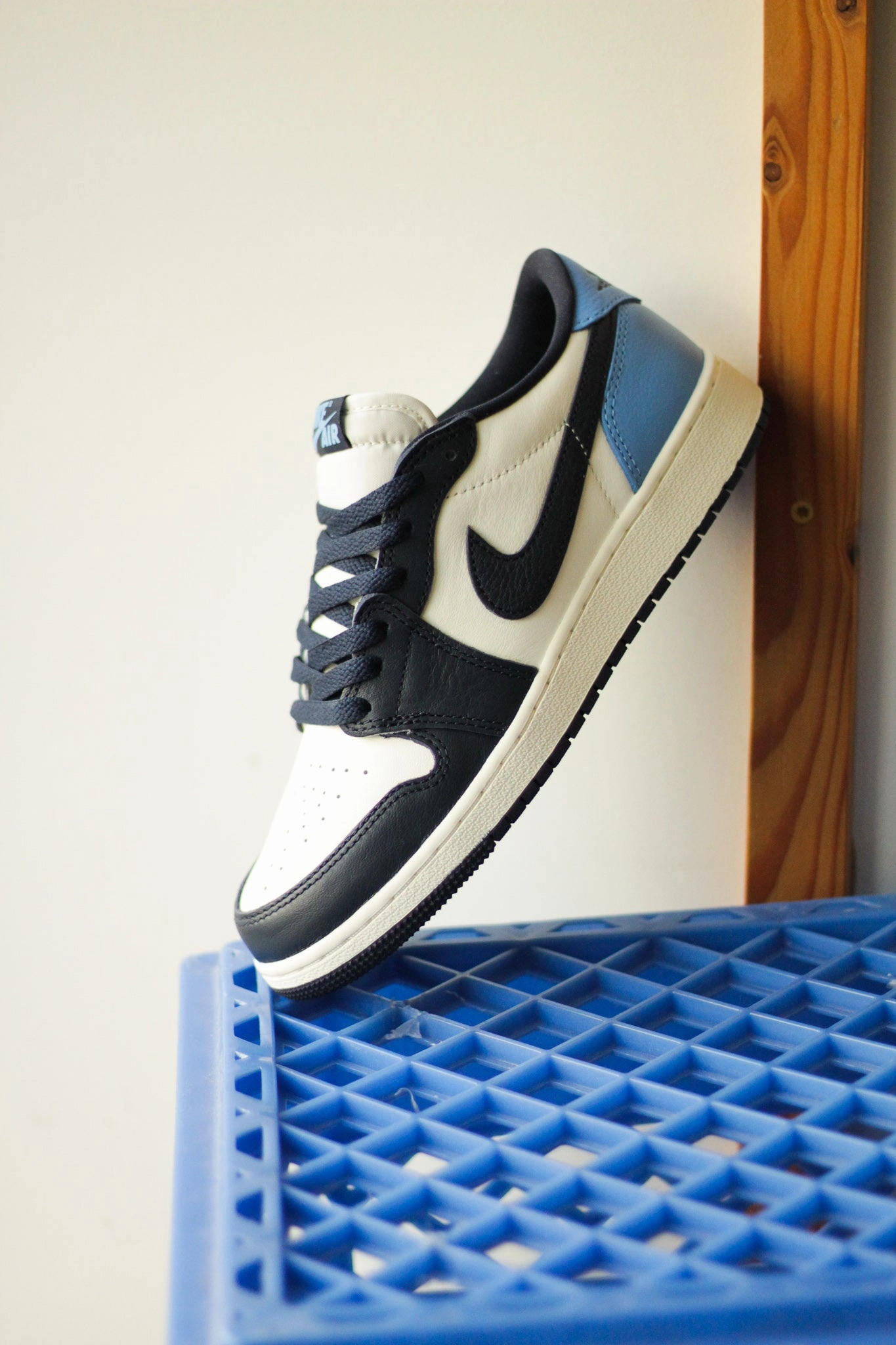 AIR JORDAN 1 LOW OG (GS) OBSIDIAN/UNIVERSITY BLUE-SAIL
