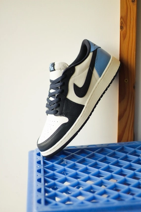 AIR JORDAN 1 LOW OG (GS) OBSIDIAN/UNIVERSITY BLUE-SAIL