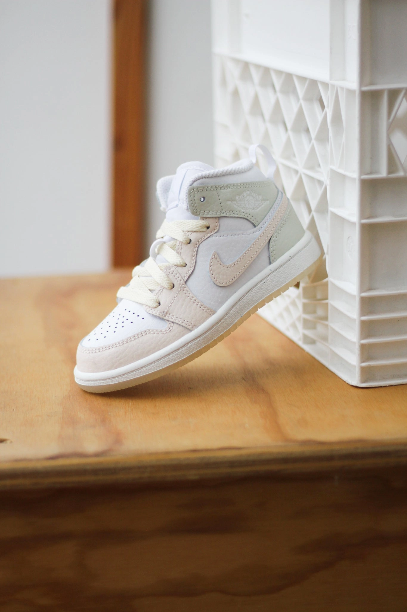 AIR JORDAN 1 MID SE (PS) SAIL/GUAVA ICE-SEA GLASS-GLACIER BLUE