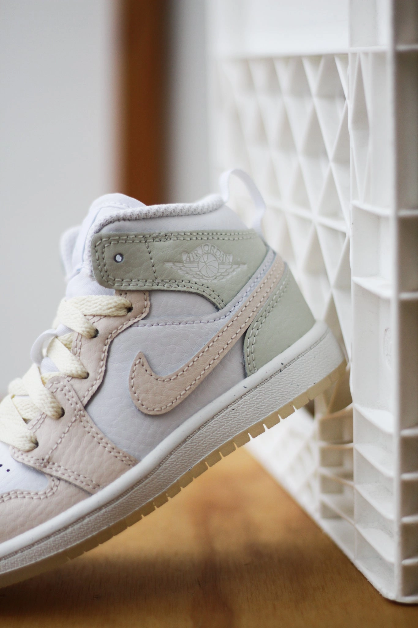 AIR JORDAN 1 MID SE (PS) SAIL/GUAVA ICE-SEA GLASS-GLACIER BLUE