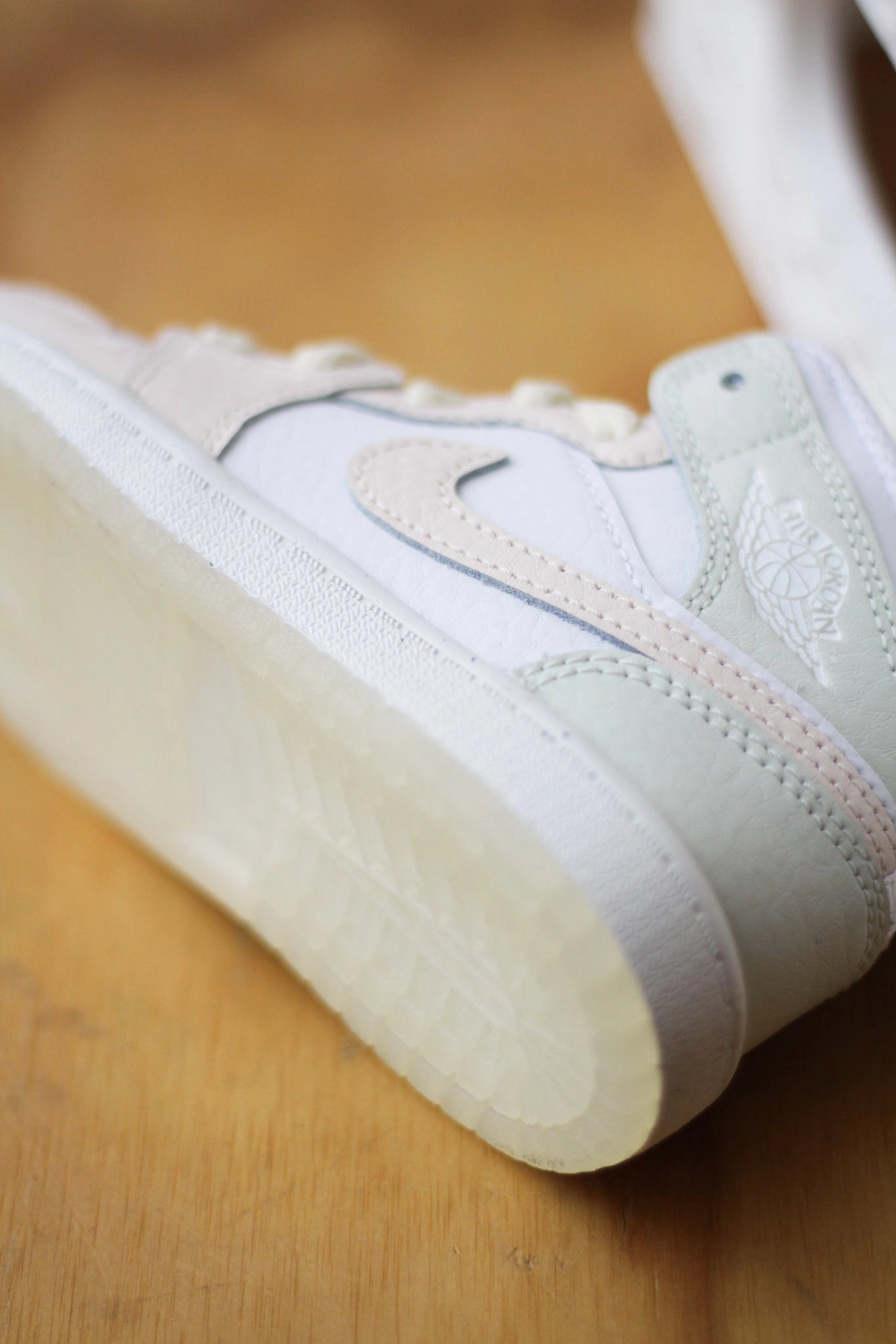 AIR JORDAN 1 MID SE (PS) SAIL/GUAVA ICE-SEA GLASS-GLACIER BLUE