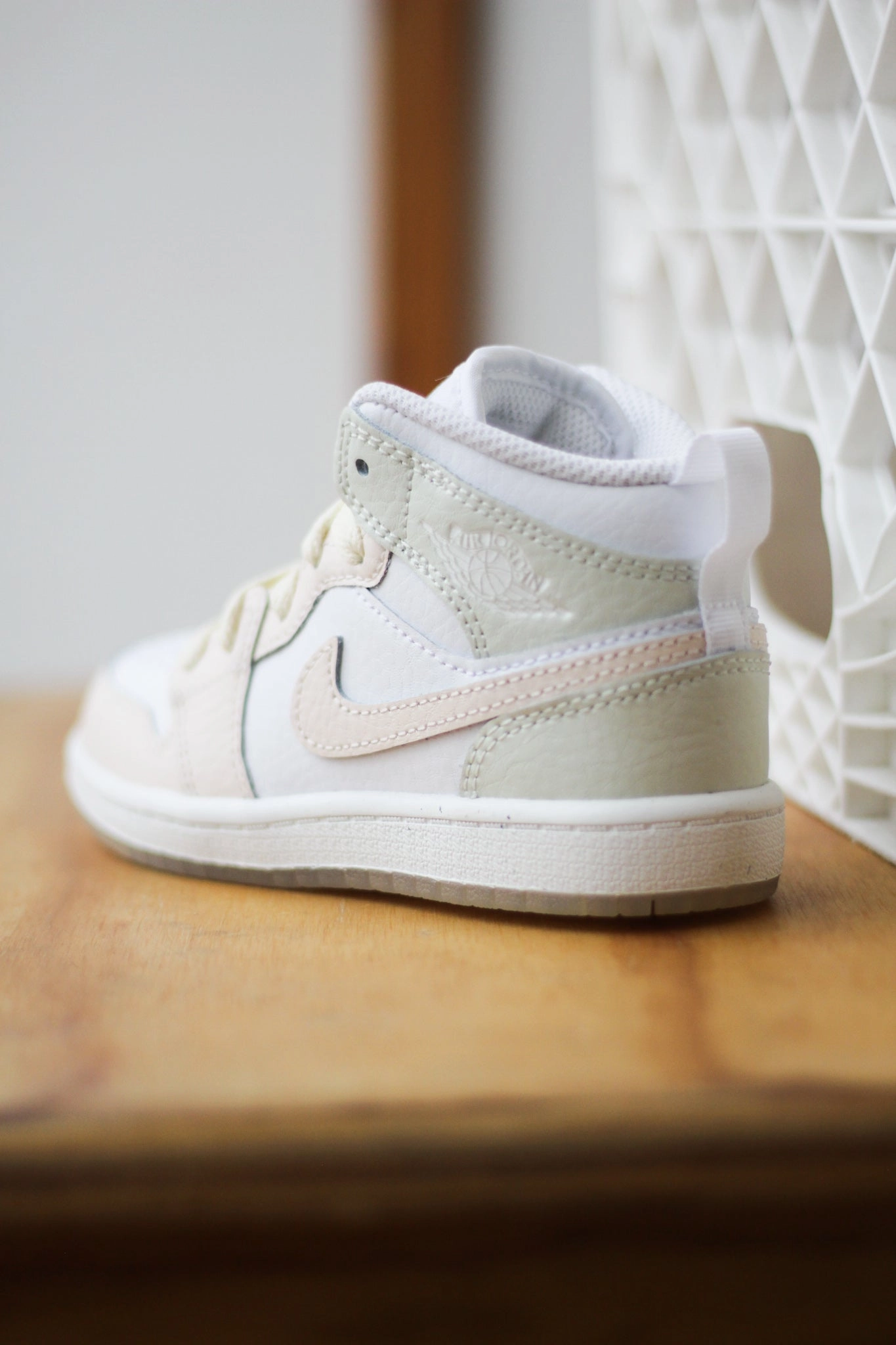 AIR JORDAN 1 MID SE (PS) SAIL/GUAVA ICE-SEA GLASS-GLACIER BLUE