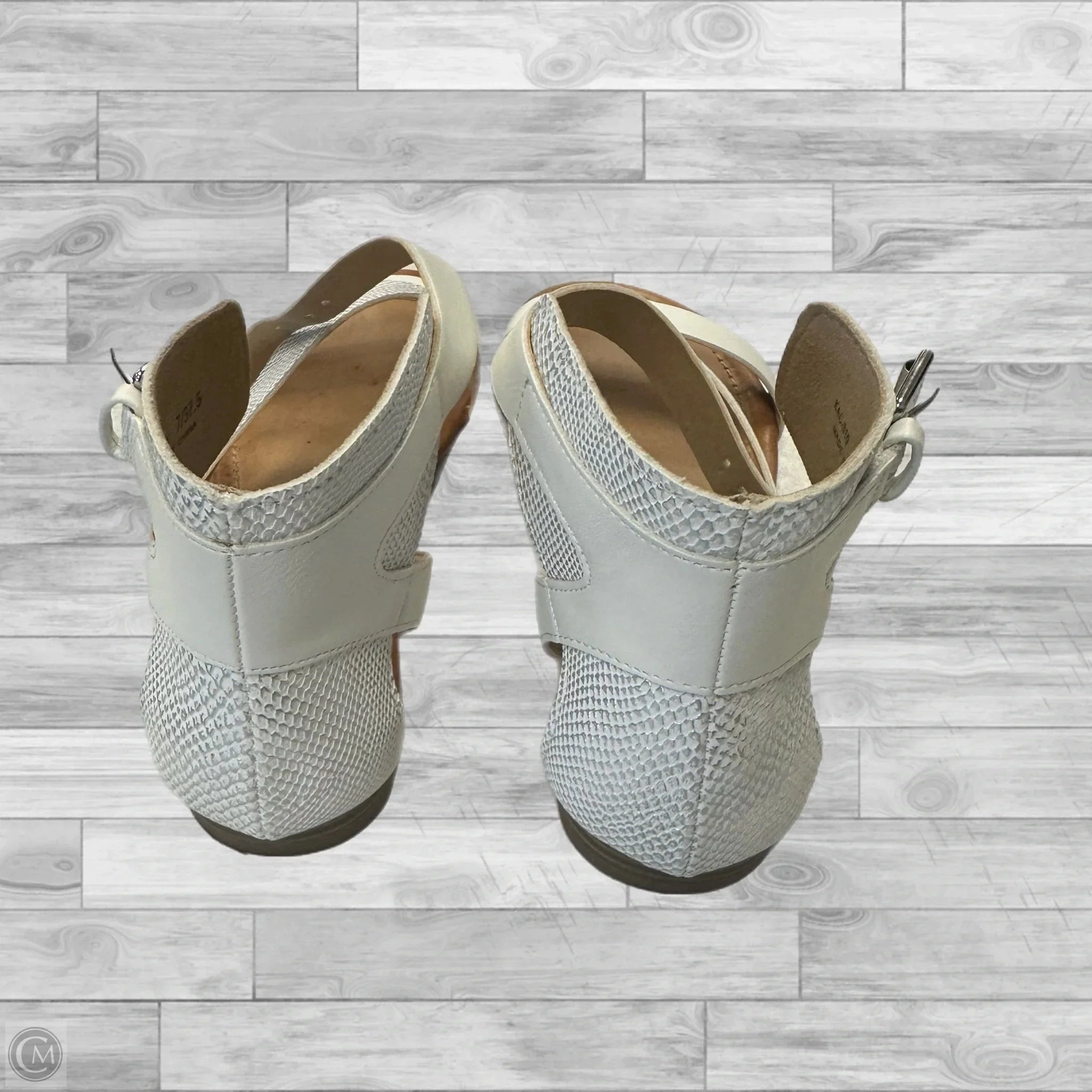 Sandals Flats By Cl By Chinese Laundry In White, Size: 7