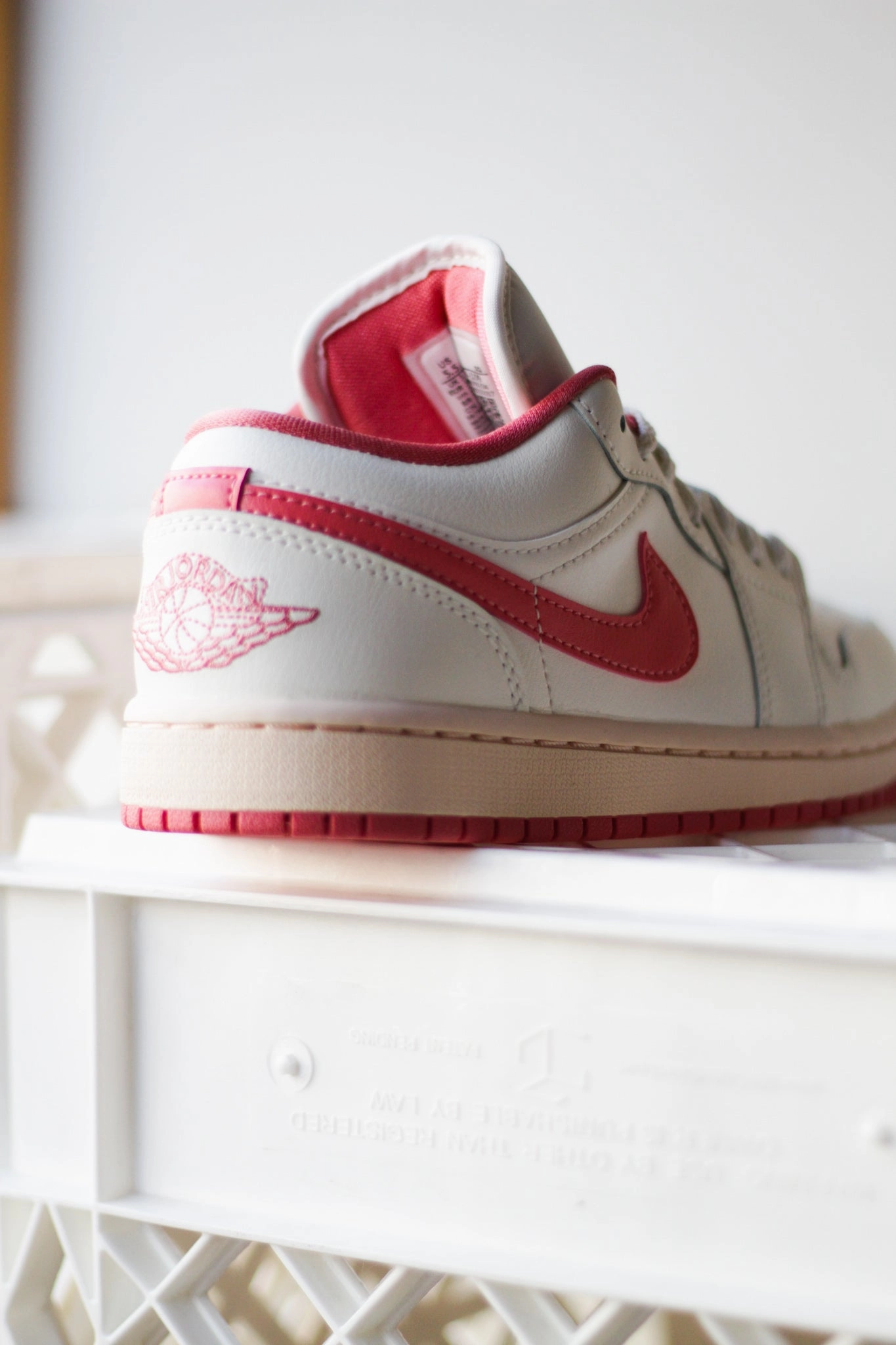W AIR JORDAN 1 LOW SAIL/PINK SALT-GUAVA ICE
