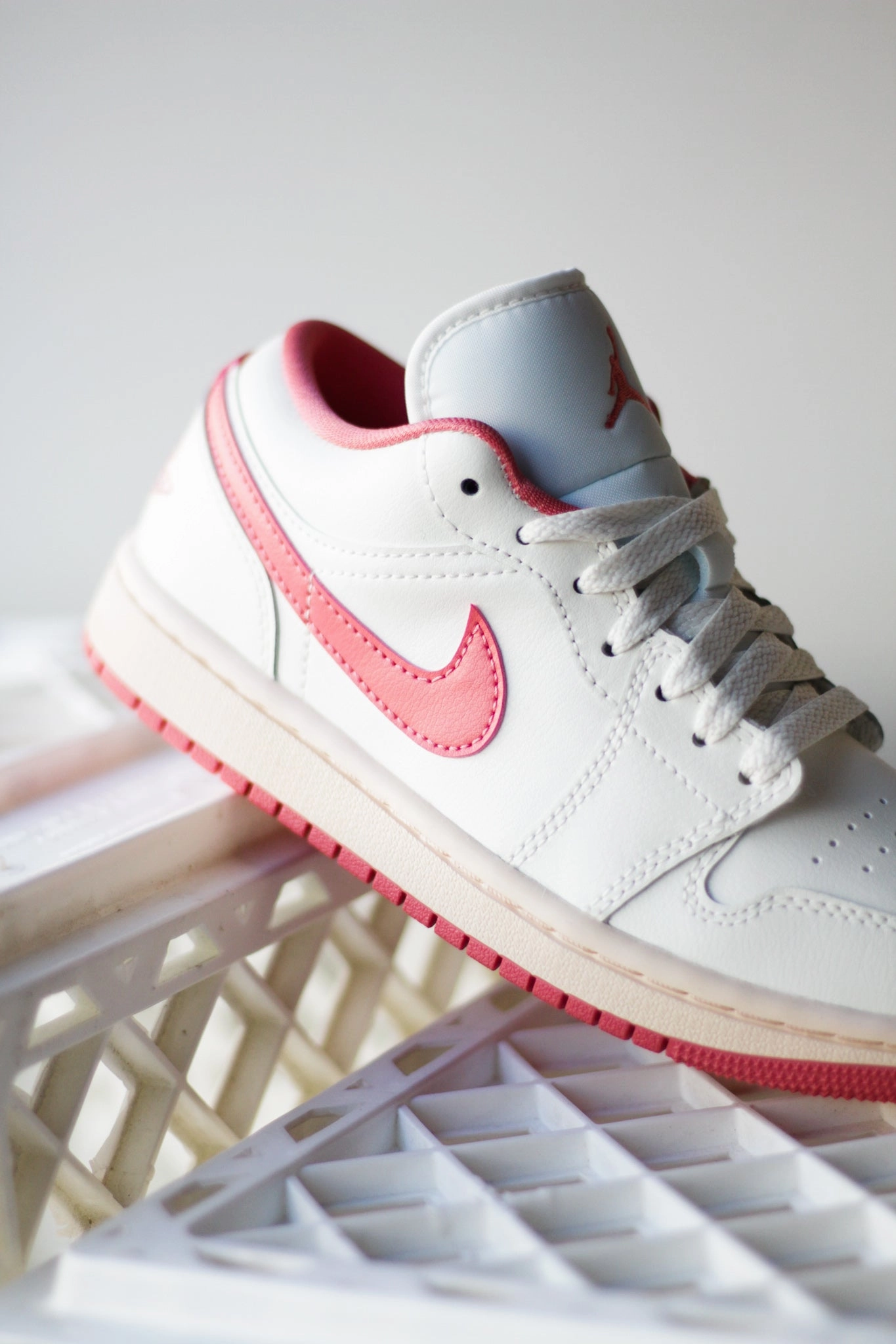 W AIR JORDAN 1 LOW SAIL/PINK SALT-GUAVA ICE