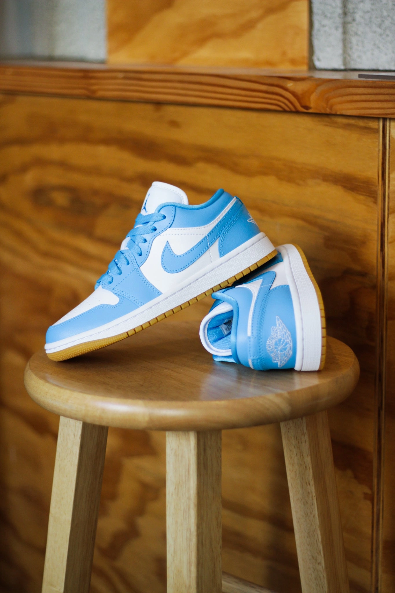 W AIR JORDAN 1 LOW WHITE/DK POWDER BLUE-GUM LIGHT BROWN