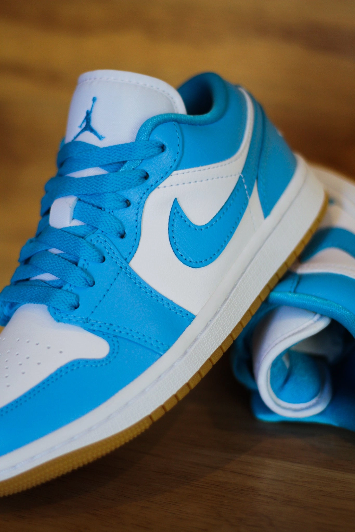 W AIR JORDAN 1 LOW WHITE/DK POWDER BLUE-GUM LIGHT BROWN