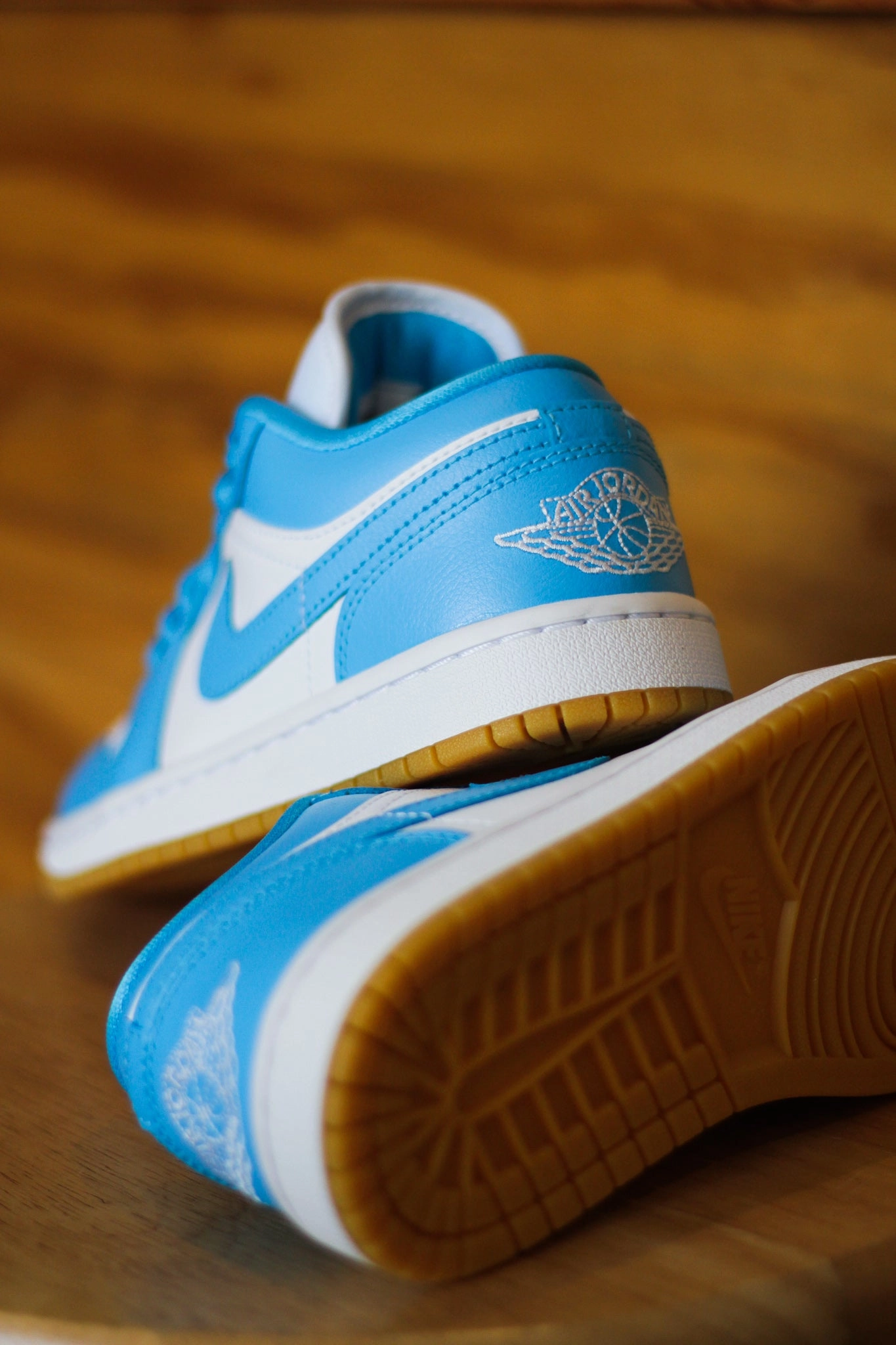 W AIR JORDAN 1 LOW WHITE/DK POWDER BLUE-GUM LIGHT BROWN