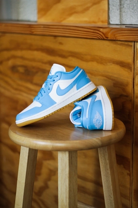W AIR JORDAN 1 LOW WHITE/DK POWDER BLUE-GUM LIGHT BROWN